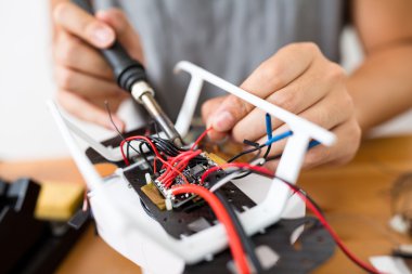 drone onarmak için kaynak kullanan adam
