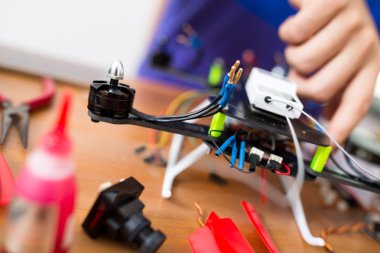 Drone bileşeni bağlanma 