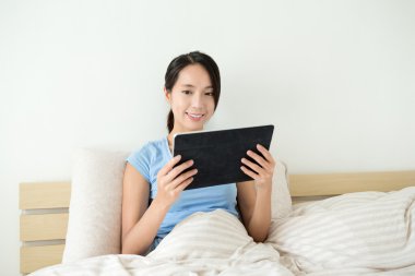 Tablet bilgisayar kullanan kadın