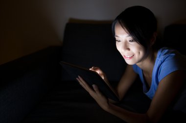 evde tablet bilgisayar kullanan kadın