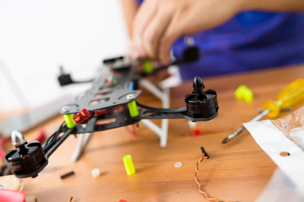 Ember csinál drone javítása — Stock Fotó