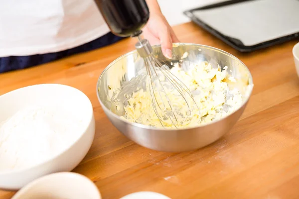 Mieszanie w misce masło — Zdjęcie stockowe