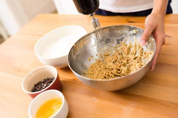 Bakning choklad chip cookies hemma — Stockfoto