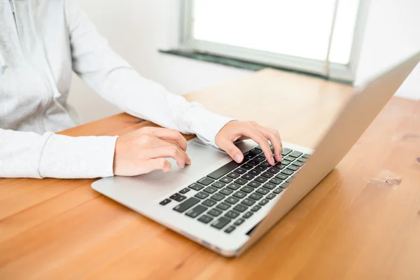 Vrouw die op laptop werkt — Stockfoto