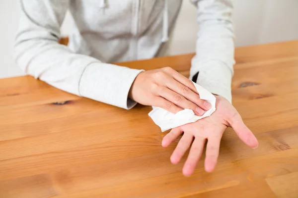 Mujer sufre de hiperhidrosis en la mano —  Fotos de Stock