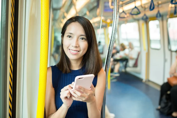 Žena pomocí mobil uvnitř vlaku — Stock fotografie
