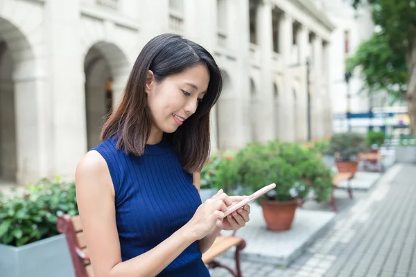 在室外使用手机的女人 — 图库照片