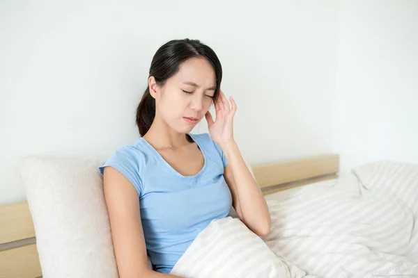 Frau spürt Kopfschmerzen — Stockfoto