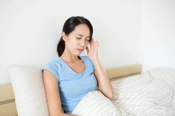 Vrouw gevoel hoofdpijn — Stockfoto