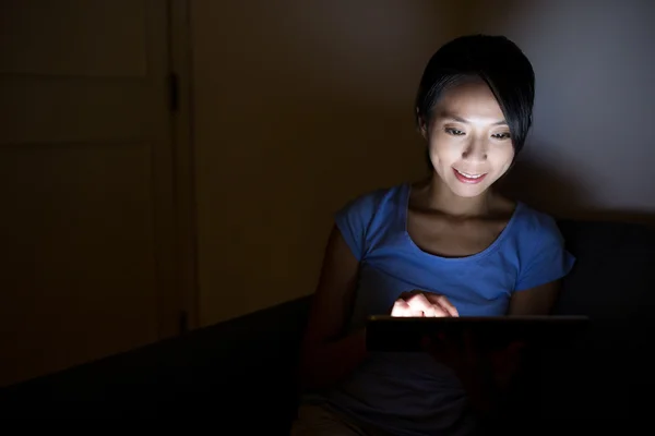 Femme utilisant une tablette numérique à la maison — Photo