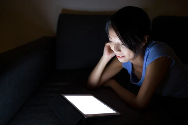 Femme utilisant un ordinateur tablette à la maison — Photo