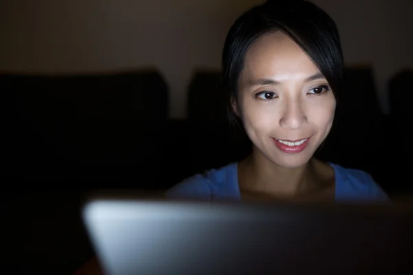 Vrouw met laptop computer — Stockfoto