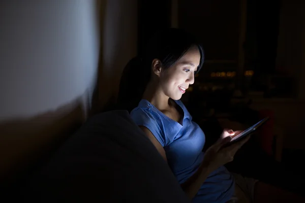 Femme utilisant une tablette numérique la nuit — Photo