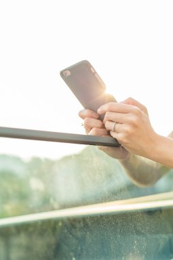 cep telefonuna SMS göndermek kadın 