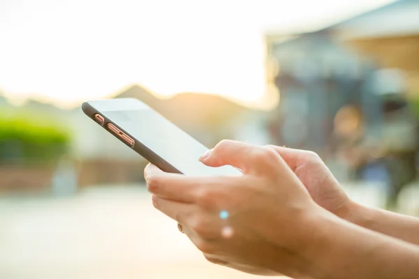 Woman sending sms on mobile phone — Stock Photo, Image