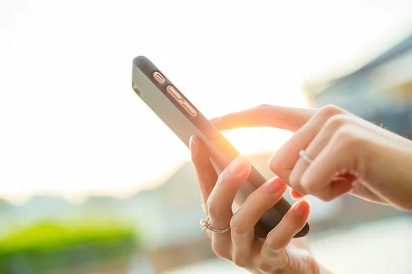 Cep telefonuna SMS göndermek kadın — Stok fotoğraf