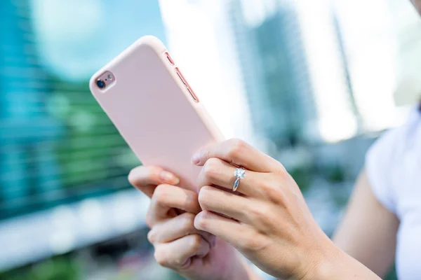 Mujer usando teléfono inteligente — Foto de Stock