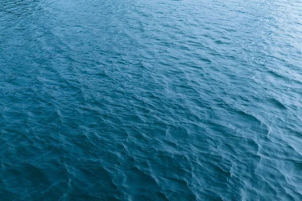 Superfície do mar ondulada — Fotografia de Stock