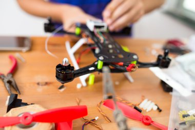 drone tamiri yapan erkek
