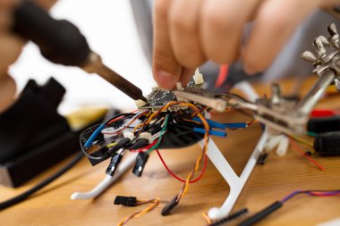 drone onarmak için kaynak kullanan adam