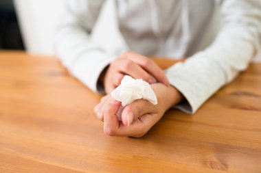 Kadın acı hiperhidroz yandan