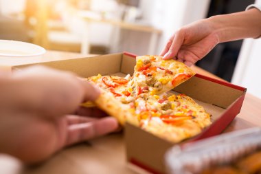 bir dilim pizza alarak kadın 