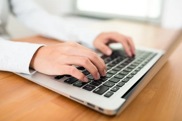 Woman using laptiop computer — Stock Photo, Image