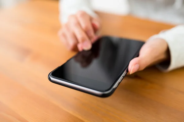 Mujer usando teléfono móvil — Foto de Stock