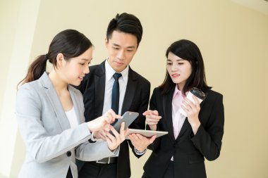 Grup Asyalı genç iş adamları 