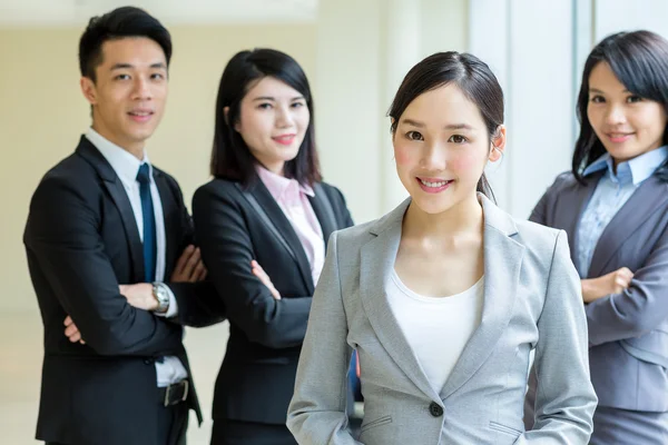 Grupo de jóvenes empresarios asiáticos — Foto de Stock