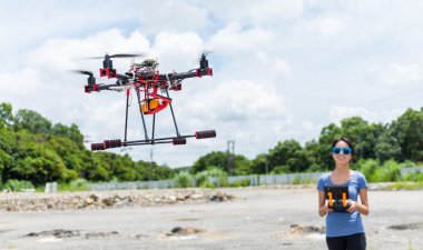 kadın kontrol dron quadcopter 