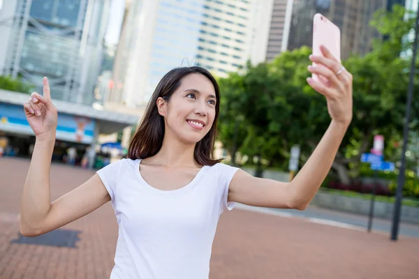 Γυναίκα λήψη selfie από κινητό τηλέφωνο — Φωτογραφία Αρχείου