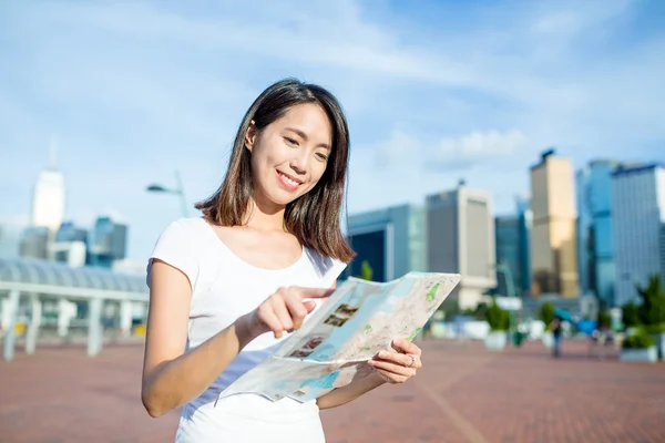 女人使用香港的地图 — 图库照片