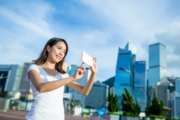 Femme prenant une photo sur téléphone portable — Photo