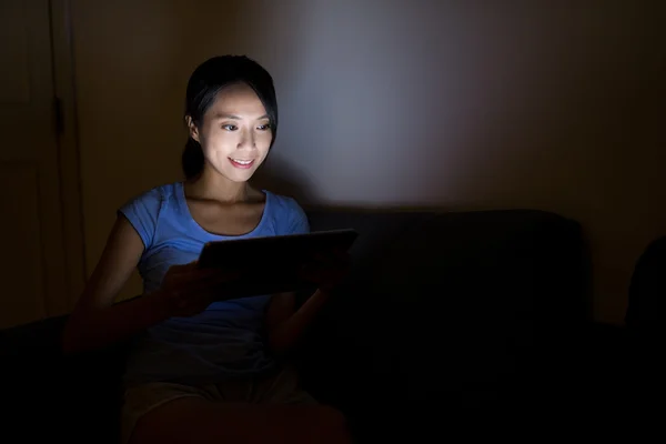 Frau nutzt nachts Tablet-Computer — Stockfoto