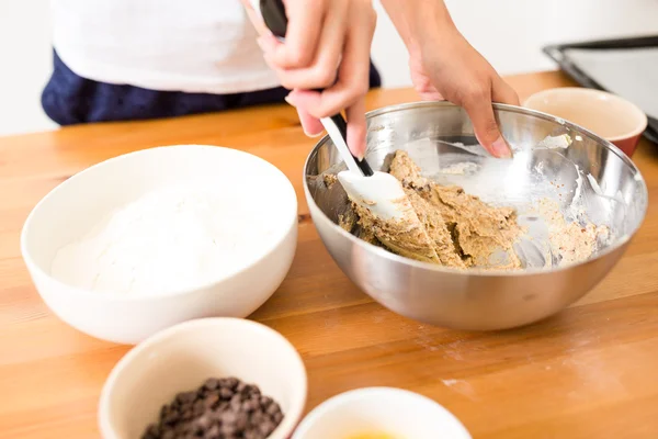 Mieszania ciasta do tworzenia plików cookie w domu — Zdjęcie stockowe