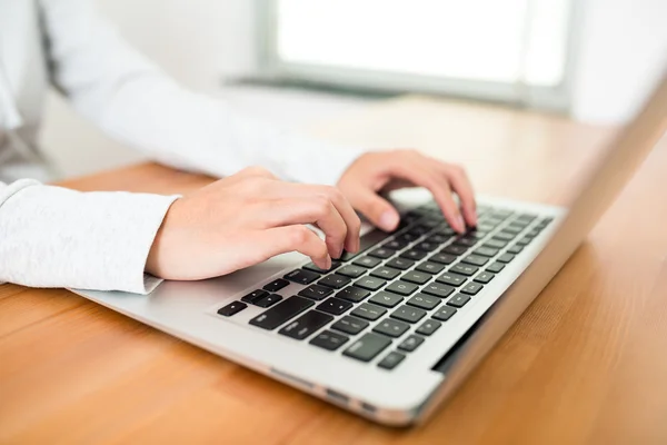 Vrouw werkt op laptop computer — Stockfoto