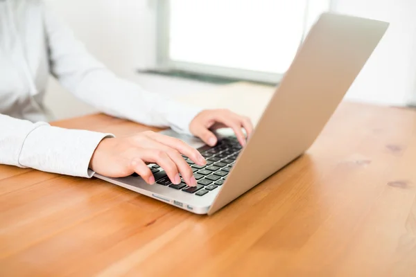 Woman working on laptop computer — Stock Photo, Image