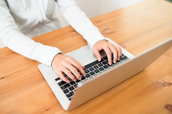 Mulher trabalhando no computador portátil — Fotografia de Stock