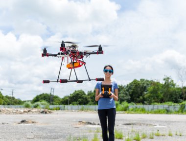 kadın kontrol dron quadcopter 