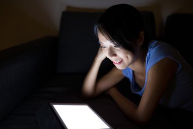 Kadın geceleri Tablet PC'yi kullanma