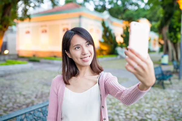Femme prenant selfie par téléphone intelligent — Photo