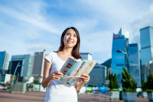 Žena používající průvodce městem v Hong Kongu — Stock fotografie