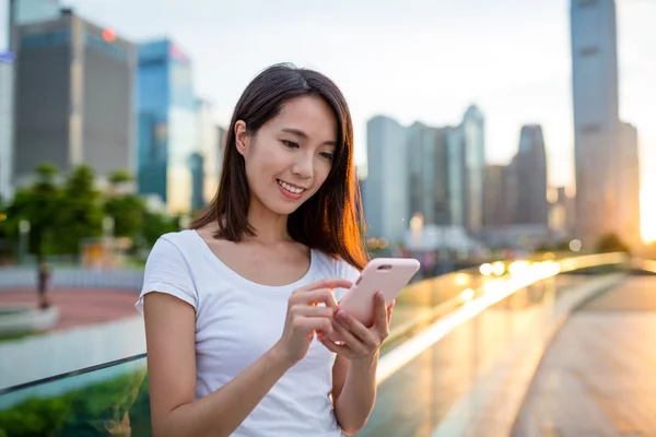 Mujer usando teléfono inteligente en Hong Kong —  Fotos de Stock