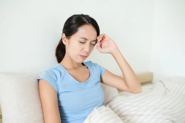 Mujer con dolor de cabeza — Foto de Stock