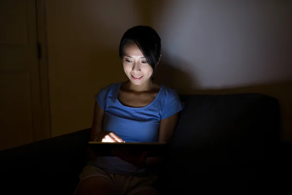 Mujer usando tableta pc por la noche —  Fotos de Stock