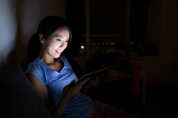 Mujer usando tableta pc por la noche —  Fotos de Stock