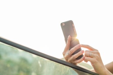 cep telefonu açık, kullanan kadın