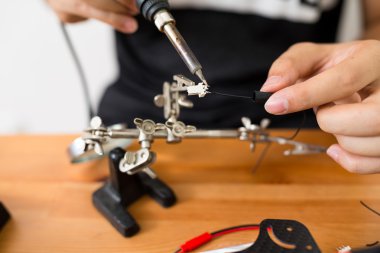 drone onarmak için kaynak kullanan adam