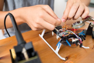 drone tamiri yapan erkek